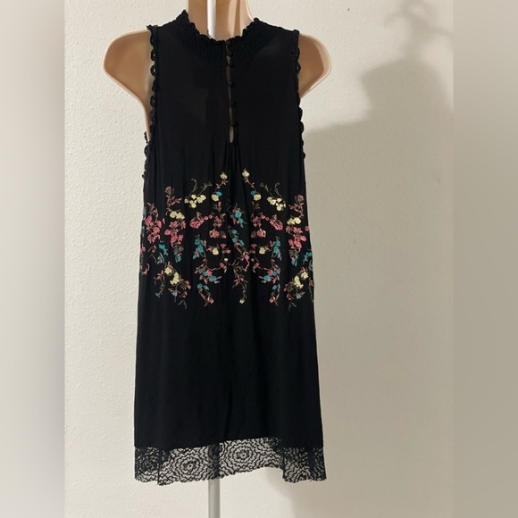 POL High Collar Embroidered Floral Sleeveless Top Size Small - Picture 2 of 13